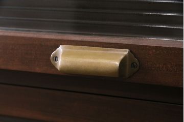パタパタ扉の下駄箱を新規製作!建具はモールガラスを組み入れ。かぶせタイプの取っ手、鉄脚の取り付け。当店商品を参考に着色し仕上げ。(収納棚、戸棚)