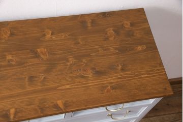 チェストを新規製作!前板はモールディング加工。取っ手は真鍮製。本体は水色がかったグレー、天板は当店商品を参考に黄味がかった茶色で着色し仕上げ。(引き出し)