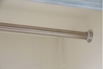 ワードローブを新規製作!収納部にハンガー用ポール、上下可動式の棚板を設置。扉、下方は鏡板部分をモール材で装飾。ミントアイスグリーンとホワイトのビンテージ加工ペイントで仕上げ。(収納棚、キャビネット)