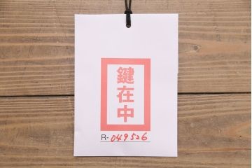 ワードローブを新規製作!収納部にハンガー用ポール、上下可動式の棚板を設置。扉、下方は鏡板部分をモール材で装飾。ミントアイスグリーンとホワイトのビンテージ加工ペイントで仕上げ。(収納棚、キャビネット)