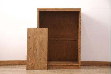 キッチン収納棚を新規製作!建具はクリアガラス入り引き違い戸。可動式の棚板を設置。真鍮製の金具を取り付け。明るい茶色で着色し仕上げ。(戸棚、食器棚、キャビネット)