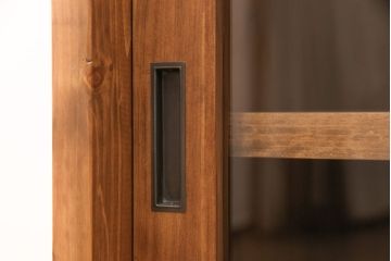キッチン収納棚を新規製作!建具はクリアガラス入り引き違い戸。可動式の棚板を設置。真鍮製の金具を取り付け。明るい茶色で着色し仕上げ。(戸棚、食器棚、キャビネット)