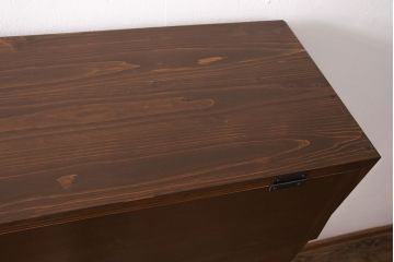 パタパタ扉の下駄箱を新規製作!本体はヒノキ材、扉は古材を使用。当店商品を参考に取っ手を取り付け、着色し仕上げ。(収納棚、戸棚、キャビネット、ロッカー)