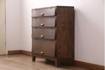 パタパタ扉の下駄箱を新規製作!本体はヒノキ無垢材、前板は古材で制作。取っ手と木製脚を取り付け。当店商品を参考に着色し仕上げ。(戸棚、キャビネット、収納棚、ロッカー)