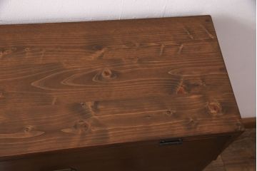 パタパタ扉の下駄箱を新規製作!本体はヒノキ無垢材、前板は古材で制作。取っ手と木製脚を取り付け。当店商品を参考に着色し仕上げ。(戸棚、キャビネット、収納棚、ロッカー)