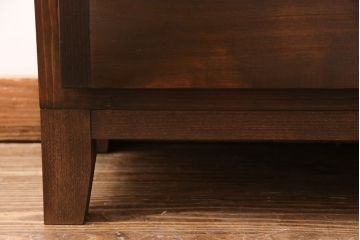 パタパタ扉の下駄箱を新規製作!本体はヒノキ無垢材、前板は古材で制作。取っ手と木製脚を取り付け。当店商品を参考に着色し仕上げ。(戸棚、キャビネット、収納棚、ロッカー)