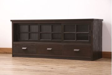 テレビ台を新規製作!建具はモールガラスを組み入れ、下部に引き出しを設置。同時購入の商品と色を合わせて着色し仕上げ。(テレビボード、収納棚、戸棚、ローボード)