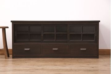 テレビ台を新規製作!建具はモールガラスを組み入れ、下部に引き出しを設置。同時購入の商品と色を合わせて着色し仕上げ。(テレビボード、収納棚、戸棚、ローボード)