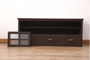 テレビ台を新規製作!建具はモールガラスを組み入れ、下部に引き出しを設置。同時購入の商品と色を合わせて着色し仕上げ。(テレビボード、収納棚、戸棚、ローボード)