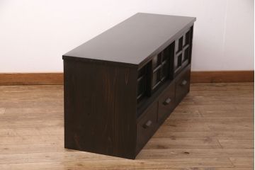 テレビ台を新規製作!建具はモールガラスを組み入れ、下部に引き出しを設置。同時購入の商品と色を合わせて着色し仕上げ。(テレビボード、収納棚、戸棚、ローボード)