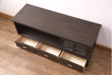 テレビ台を新規製作!建具はモールガラスを組み入れ、下部に引き出しを設置。同時購入の商品と色を合わせて着色し仕上げ。(テレビボード、収納棚、戸棚、ローボード)