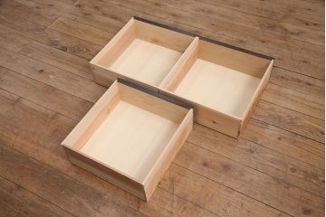 テレビ台を新規製作!建具はモールガラスを組み入れ、下部に引き出しを設置。同時購入の商品と色を合わせて着色し仕上げ。(テレビボード、収納棚、戸棚、ローボード)