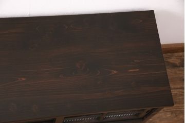 テレビ台を新規製作!建具はモールガラスを組み入れ、下部に引き出しを設置。同時購入の商品と色を合わせて着色し仕上げ。(テレビボード、収納棚、戸棚、ローボード)