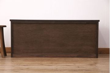 テレビ台を新規製作!建具はモールガラスを組み入れ、下部に引き出しを設置。同時購入の商品と色を合わせて着色し仕上げ。(テレビボード、収納棚、戸棚、ローボード)