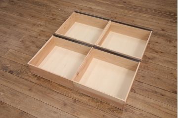 ローボードを新規製作!建具は縦格子とクリアガラスを組み入れ、下部に引き出しを設置。同時購入の商品と色を合わせて着色し仕上げ。(収納棚、戸棚、サイドボード)
