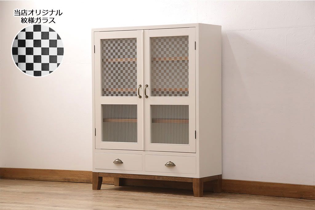 ブックケースを新規製作!当店商品を参考に、扉は市松模様・モールガラスを組み入れ、アンティークホワイトでペイント仕上げ。木目を活かした着色の脚を取り付け。(収納棚、食器棚、戸棚)