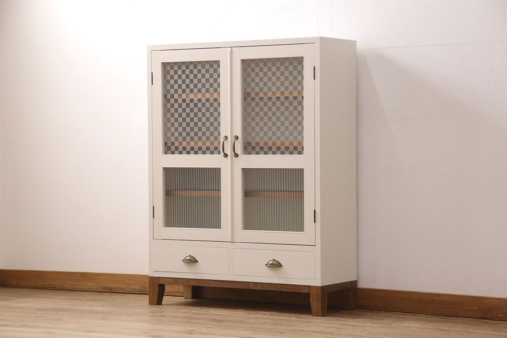 ブックケースを新規製作!当店商品を参考に、扉は市松模様・モールガラスを組み入れ、アンティークホワイトでペイント仕上げ。木目を活かした着色の脚を取り付け。(収納棚、食器棚、戸棚)