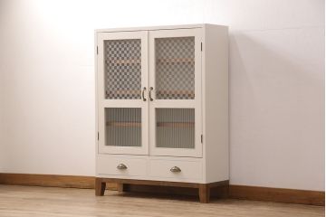 ブックケースを新規製作!当店商品を参考に、扉は市松模様・モールガラスを組み入れ、アンティークホワイトでペイント仕上げ。木目を活かした着色の脚を取り付け。(収納棚、食器棚、戸棚)