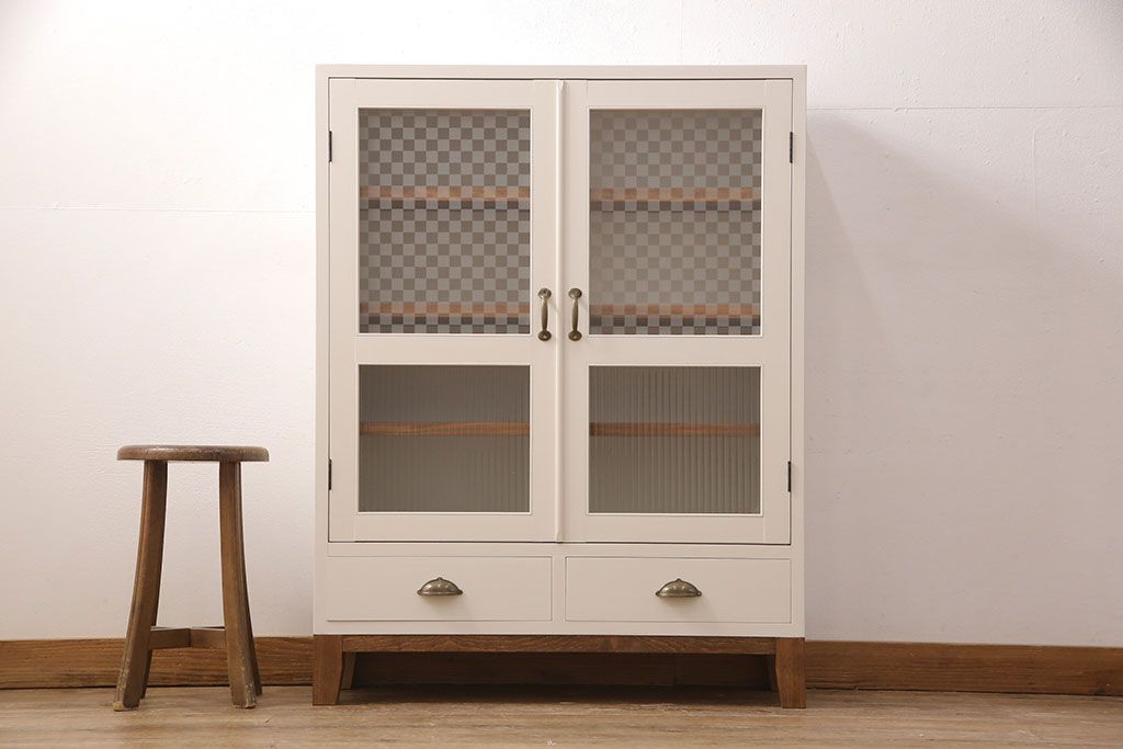 ブックケースを新規製作!当店商品を参考に、扉は市松模様・モールガラスを組み入れ、アンティークホワイトでペイント仕上げ。木目を活かした着色の脚を取り付け。(収納棚、食器棚、戸棚)