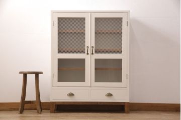 ブックケースを新規製作!当店商品を参考に、扉は市松模様・モールガラスを組み入れ、アンティークホワイトでペイント仕上げ。木目を活かした着色の脚を取り付け。(収納棚、食器棚、戸棚)