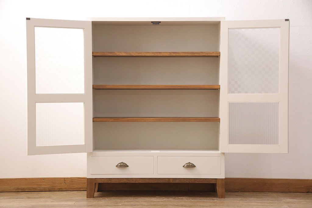 ブックケースを新規製作!当店商品を参考に、扉は市松模様・モールガラスを組み入れ、アンティークホワイトでペイント仕上げ。木目を活かした着色の脚を取り付け。(収納棚、食器棚、戸棚)