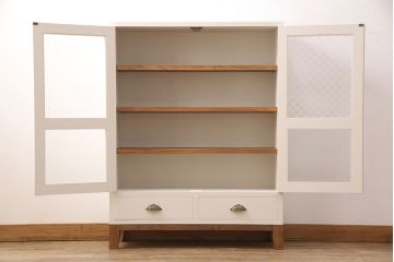 ブックケースを新規製作!当店商品を参考に、扉は市松模様・モールガラスを組み入れ、アンティークホワイトでペイント仕上げ。木目を活かした着色の脚を取り付け。(収納棚、食器棚、戸棚)