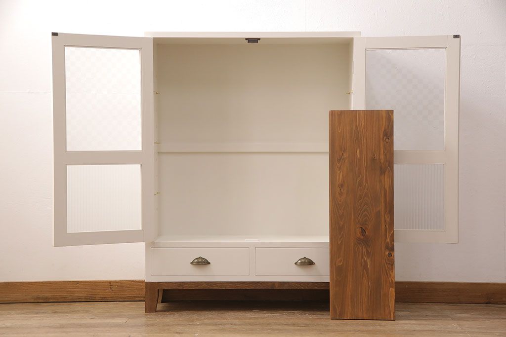 ブックケースを新規製作!当店商品を参考に、扉は市松模様・モールガラスを組み入れ、アンティークホワイトでペイント仕上げ。木目を活かした着色の脚を取り付け。(収納棚、食器棚、戸棚)