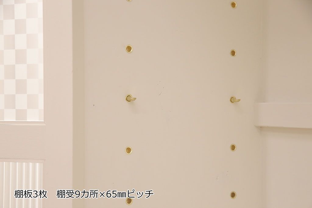 ブックケースを新規製作!当店商品を参考に、扉は市松模様・モールガラスを組み入れ、アンティークホワイトでペイント仕上げ。木目を活かした着色の脚を取り付け。(収納棚、食器棚、戸棚)