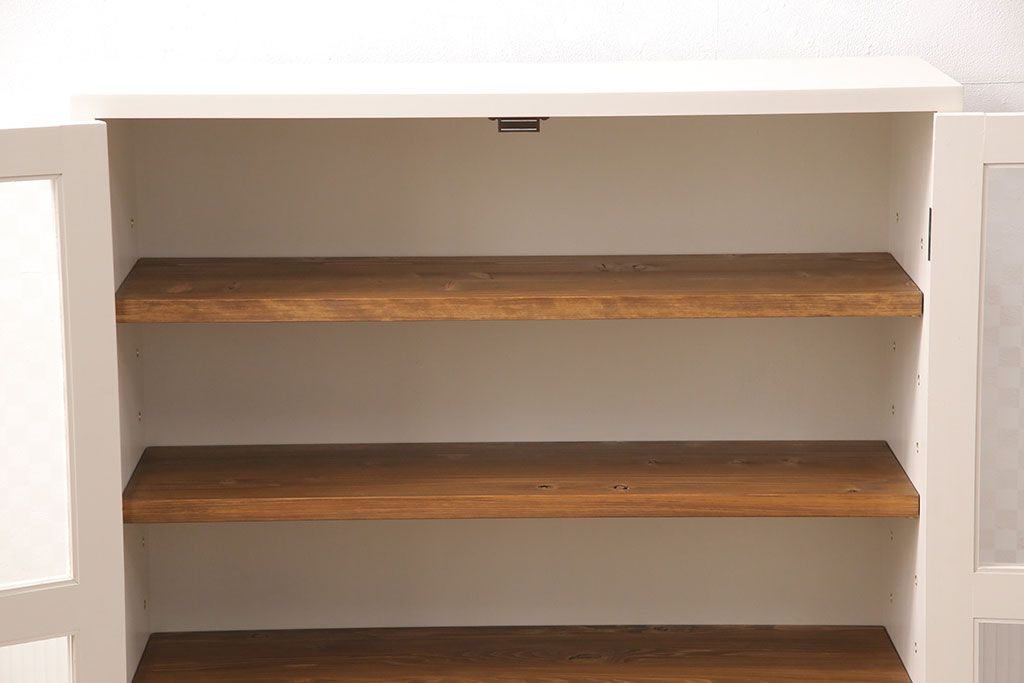 ブックケースを新規製作!当店商品を参考に、扉は市松模様・モールガラスを組み入れ、アンティークホワイトでペイント仕上げ。木目を活かした着色の脚を取り付け。(収納棚、食器棚、戸棚)