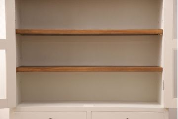 ブックケースを新規製作!当店商品を参考に、扉は市松模様・モールガラスを組み入れ、アンティークホワイトでペイント仕上げ。木目を活かした着色の脚を取り付け。(収納棚、食器棚、戸棚)