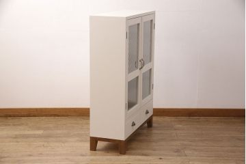 ブックケースを新規製作!当店商品を参考に、扉は市松模様・モールガラスを組み入れ、アンティークホワイトでペイント仕上げ。木目を活かした着色の脚を取り付け。(収納棚、食器棚、戸棚)