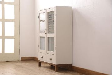 ブックケースを新規製作!当店商品を参考に、扉は市松模様・モールガラスを組み入れ、アンティークホワイトでペイント仕上げ。木目を活かした着色の脚を取り付け。(収納棚、食器棚、戸棚)