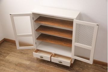 ブックケースを新規製作!当店商品を参考に、扉は市松模様・モールガラスを組み入れ、アンティークホワイトでペイント仕上げ。木目を活かした着色の脚を取り付け。(収納棚、食器棚、戸棚)