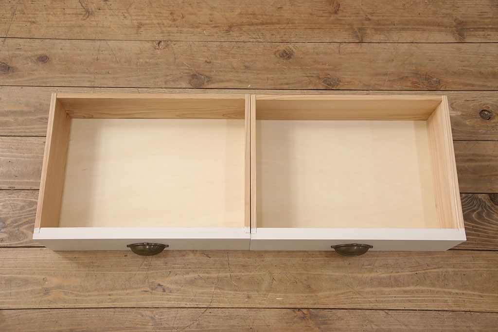 ブックケースを新規製作!当店商品を参考に、扉は市松模様・モールガラスを組み入れ、アンティークホワイトでペイント仕上げ。木目を活かした着色の脚を取り付け。(収納棚、食器棚、戸棚)