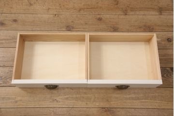 ブックケースを新規製作!当店商品を参考に、扉は市松模様・モールガラスを組み入れ、アンティークホワイトでペイント仕上げ。木目を活かした着色の脚を取り付け。(収納棚、食器棚、戸棚)