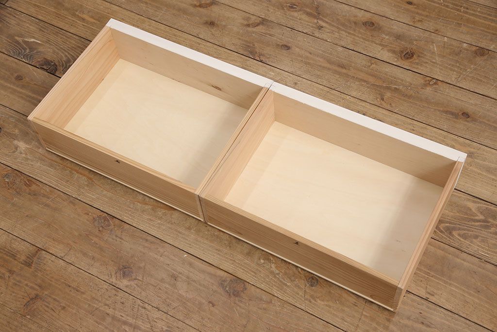 ブックケースを新規製作!当店商品を参考に、扉は市松模様・モールガラスを組み入れ、アンティークホワイトでペイント仕上げ。木目を活かした着色の脚を取り付け。(収納棚、食器棚、戸棚)