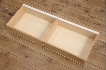 ブックケースを新規製作!当店商品を参考に、扉は市松模様・モールガラスを組み入れ、アンティークホワイトでペイント仕上げ。木目を活かした着色の脚を取り付け。(収納棚、食器棚、戸棚)