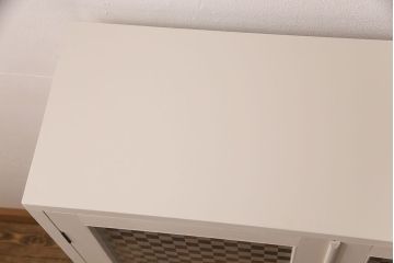 ブックケースを新規製作!当店商品を参考に、扉は市松模様・モールガラスを組み入れ、アンティークホワイトでペイント仕上げ。木目を活かした着色の脚を取り付け。(収納棚、食器棚、戸棚)