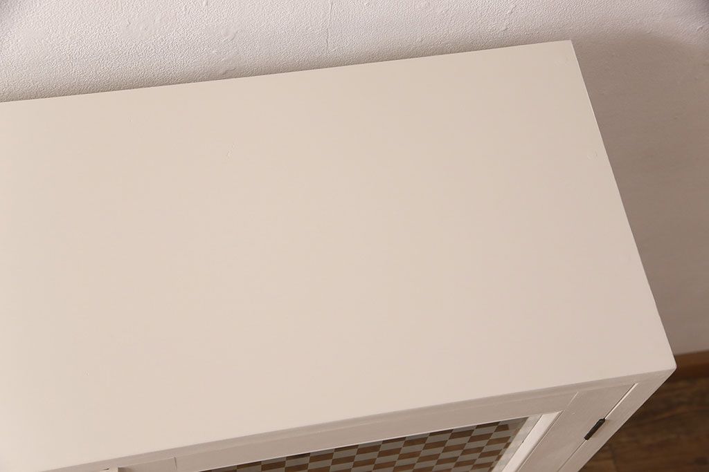 ブックケースを新規製作!当店商品を参考に、扉は市松模様・モールガラスを組み入れ、アンティークホワイトでペイント仕上げ。木目を活かした着色の脚を取り付け。(収納棚、食器棚、戸棚)