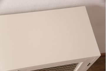 ブックケースを新規製作!当店商品を参考に、扉は市松模様・モールガラスを組み入れ、アンティークホワイトでペイント仕上げ。木目を活かした着色の脚を取り付け。(収納棚、食器棚、戸棚)