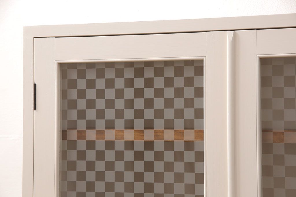 ブックケースを新規製作!当店商品を参考に、扉は市松模様・モールガラスを組み入れ、アンティークホワイトでペイント仕上げ。木目を活かした着色の脚を取り付け。(収納棚、食器棚、戸棚)