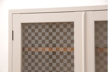 ブックケースを新規製作!当店商品を参考に、扉は市松模様・モールガラスを組み入れ、アンティークホワイトでペイント仕上げ。木目を活かした着色の脚を取り付け。(収納棚、食器棚、戸棚)