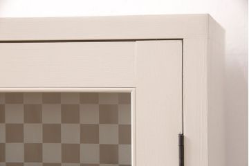 ブックケースを新規製作!当店商品を参考に、扉は市松模様・モールガラスを組み入れ、アンティークホワイトでペイント仕上げ。木目を活かした着色の脚を取り付け。(収納棚、食器棚、戸棚)