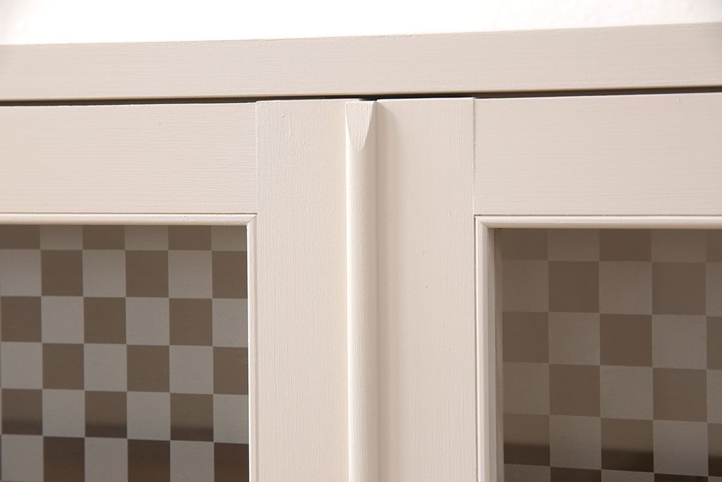 ブックケースを新規製作!当店商品を参考に、扉は市松模様・モールガラスを組み入れ、アンティークホワイトでペイント仕上げ。木目を活かした着色の脚を取り付け。(収納棚、食器棚、戸棚)