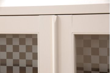 ブックケースを新規製作!当店商品を参考に、扉は市松模様・モールガラスを組み入れ、アンティークホワイトでペイント仕上げ。木目を活かした着色の脚を取り付け。(収納棚、食器棚、戸棚)