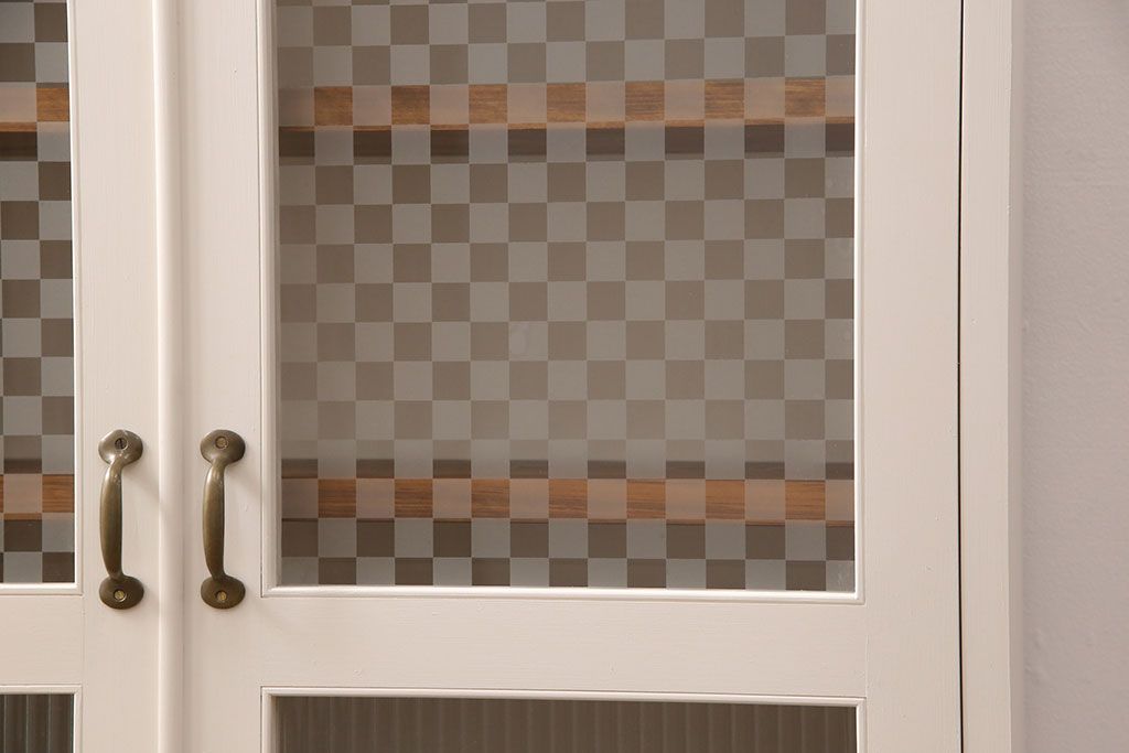 ブックケースを新規製作!当店商品を参考に、扉は市松模様・モールガラスを組み入れ、アンティークホワイトでペイント仕上げ。木目を活かした着色の脚を取り付け。(収納棚、食器棚、戸棚)