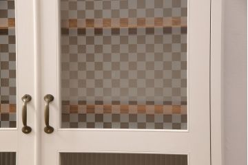 ブックケースを新規製作!当店商品を参考に、扉は市松模様・モールガラスを組み入れ、アンティークホワイトでペイント仕上げ。木目を活かした着色の脚を取り付け。(収納棚、食器棚、戸棚)