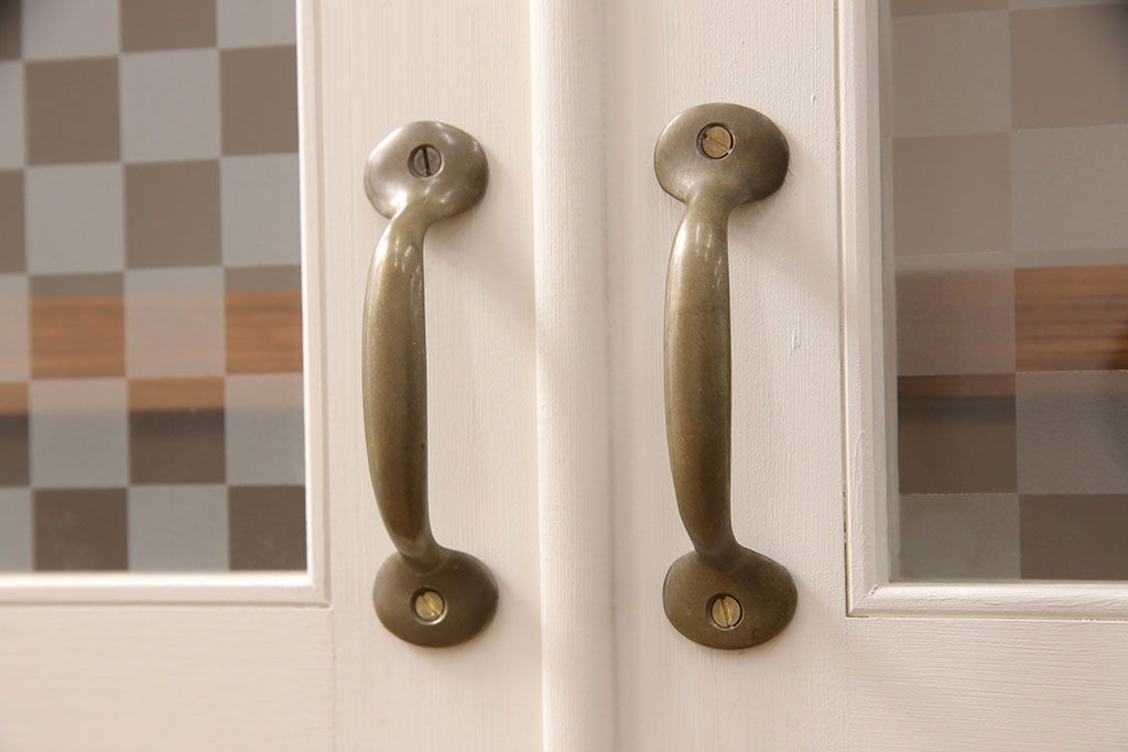 ブックケースを新規製作!当店商品を参考に、扉は市松模様・モールガラスを組み入れ、アンティークホワイトでペイント仕上げ。木目を活かした着色の脚を取り付け。(収納棚、食器棚、戸棚)