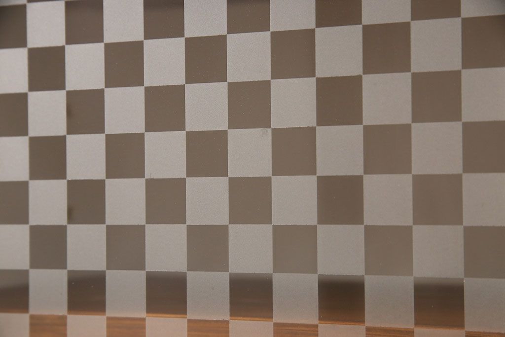 ブックケースを新規製作!当店商品を参考に、扉は市松模様・モールガラスを組み入れ、アンティークホワイトでペイント仕上げ。木目を活かした着色の脚を取り付け。(収納棚、食器棚、戸棚)