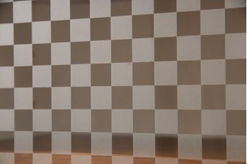 ブックケースを新規製作!当店商品を参考に、扉は市松模様・モールガラスを組み入れ、アンティークホワイトでペイント仕上げ。木目を活かした着色の脚を取り付け。(収納棚、食器棚、戸棚)